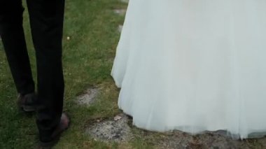  Genç bir çift dışarıda bir sonbahar gününde yürüyor..