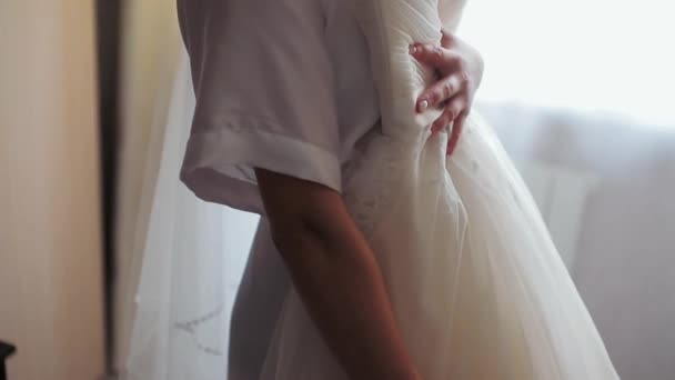 Hermosa Mujer Joven Que Intenta Vestido Novia Conseguir Vestido Mirando — Vídeos de Stock