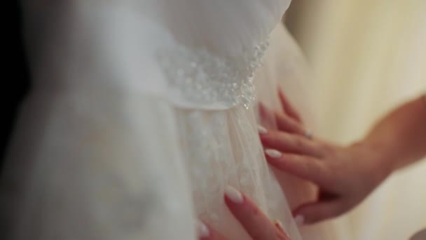 Menina Acariciando Vestido Noiva Com Renda — Vídeo de Stock