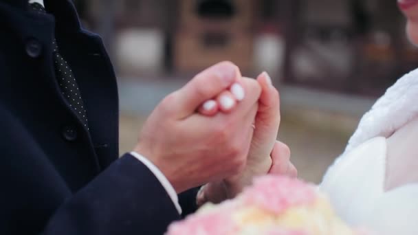 Die Hände Des Brautpaares Bei Der Hochzeit Nahaufnahme — Stockvideo