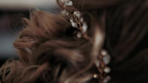 Κοντά Μαλλιά Γυναικείο Χτένισμα Διακοσμητικά Στα Μαλλιά — Αρχείο Βίντεο