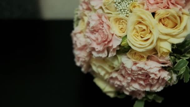 Ein Hochzeitsstrauß Weißer Rosen Liegt Auf Einem Tisch — Stockvideo