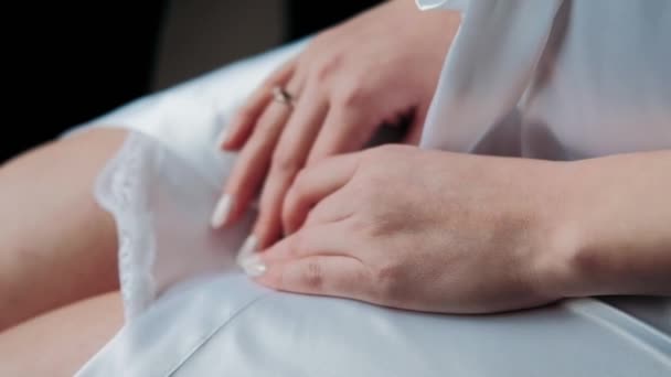 Mani Delle Donne Sulle Ginocchia Una Ragazza Con Cappotto Bianco — Video Stock