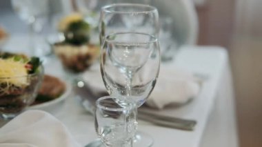 Bardaklar masaya. Lokantada servis yaptım..