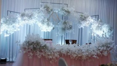 Bardaklar masaya. Lokantada servis yaptım..