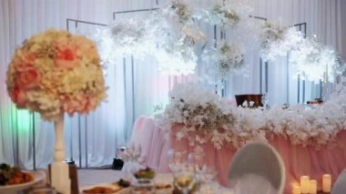 Bardaklar masaya. Lokantada servis yaptım..