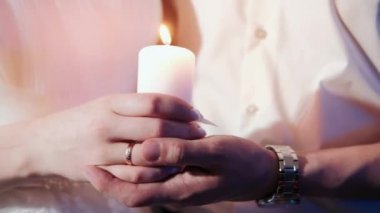 Düğün günü kadınların elinde kocaman bir mum.