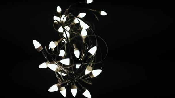 Lustre Sur Fond Noir Ampoules Entrelacées Dans Grand Bouquet Lustre — Video
