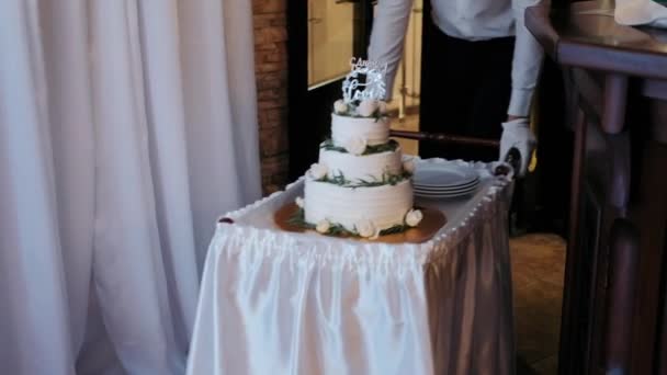 Einem Hochzeitstag Einem Restaurant Eine Torte Herausnehmen Weißer Kuchen Mit — Stockvideo