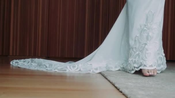 Les Pieds Nus Des Femmes Dans Une Robe Mariée Gros — Video