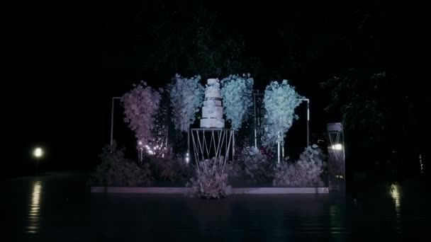 巨大的婚礼白色三层蛋糕立在后面 — 图库视频影像