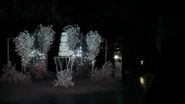 Τεράστια Γαμήλια Λευκή Τριών Επιπέδων Τούρτα Στέκεται Στο Πίσω Μέρος — Αρχείο Βίντεο
