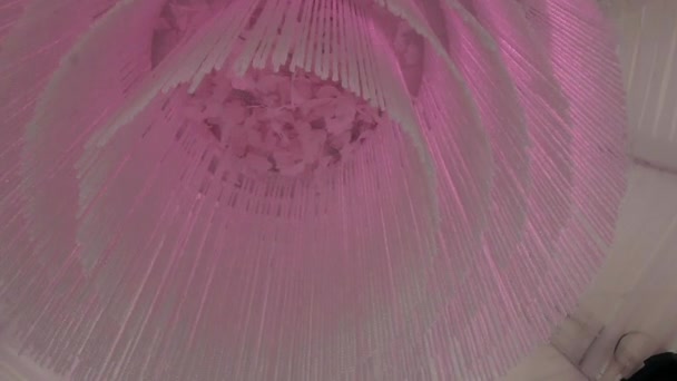 Enorme Lampadario Rosa Con Ciondolo — Video Stock