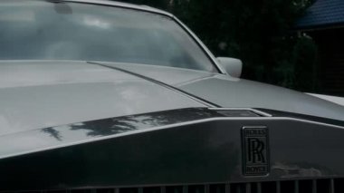 Araba Rolls-Royce, Rusya, Moskova 'dan çıkış ve kapanış tabelası. 12 Haziran 2019