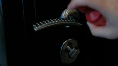 Kapı kolu dezenfeksiyon. Covid-19 mikrobiyal temizlik