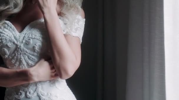 Mädchen Streicht Mit Den Händen Über Ein Hochzeitskleid — Stockvideo