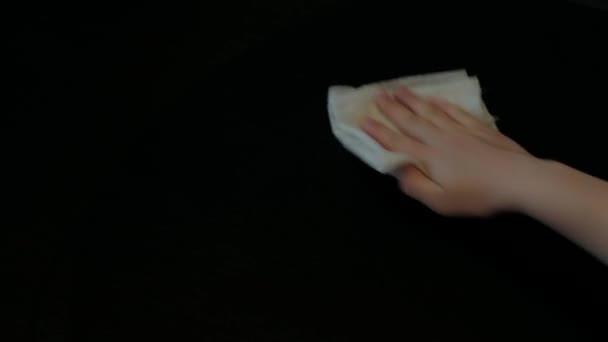 Essuyez la table noire avec un chiffon blanc 