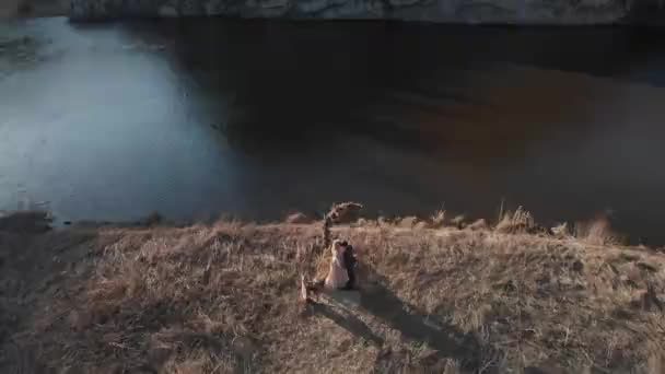 Genç Bir Çift Baharda Nehrin Kenarında Durup Sarı Çimlerin Arasında — Stok video