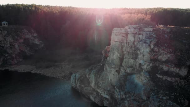 Uralgebirge Bergklippe Mit Einem Fluss Und Bäumen Luftaufnahme Blendung Vom — Stockvideo