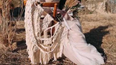 Düğün sırasında kadın ellerinde boho buketi