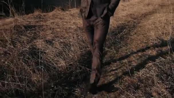 Jambes Masculines Close Marcher Sur Herbe Automne Dans Beau Costume — Video