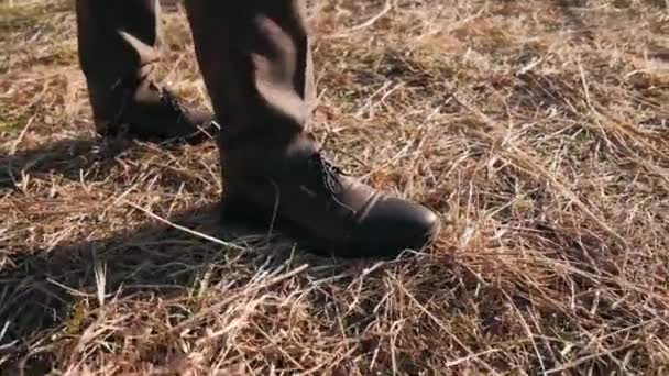 Männliche Beine Nahaufnahme Spaziergang Auf Dem Herbstlichen Gras Einem Schönen — Stockvideo