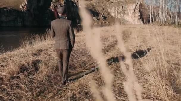 肩に銃を持った男がスーツを着て狩りに行く 貴族の狩猟 — ストック動画