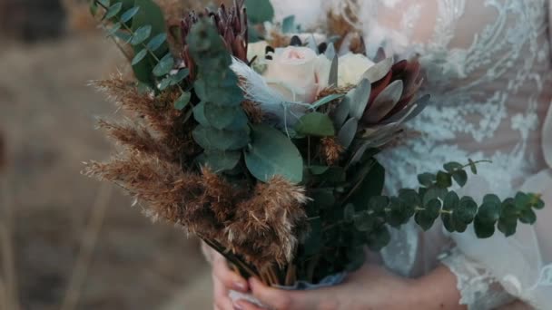 結婚式で女性の手に花束を — ストック動画