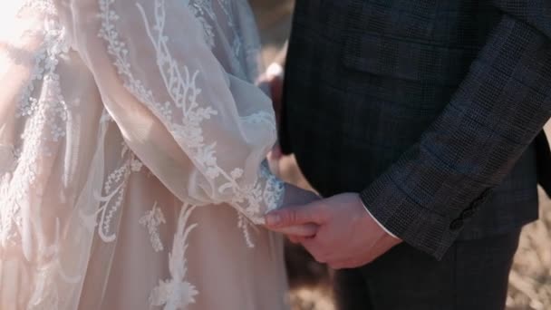 Brudgummen Håller Handflatan Brudens Händer Närbild — Stockvideo