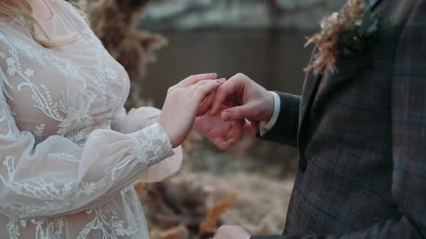 Jongeren Dragen Elkaar Ringen Bij Ceremonie Handen Van Dichtbij — Stockvideo