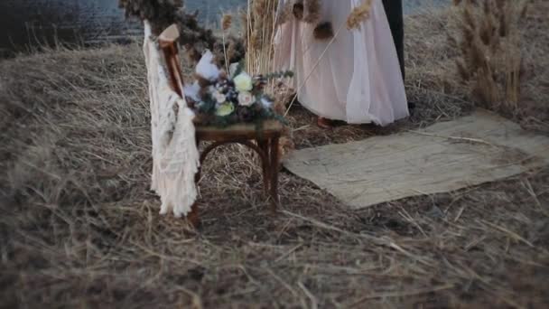 Närbild Kvinnliga Och Manliga Ben Går Det Gula Gräset Bröllopsklänning — Stockvideo