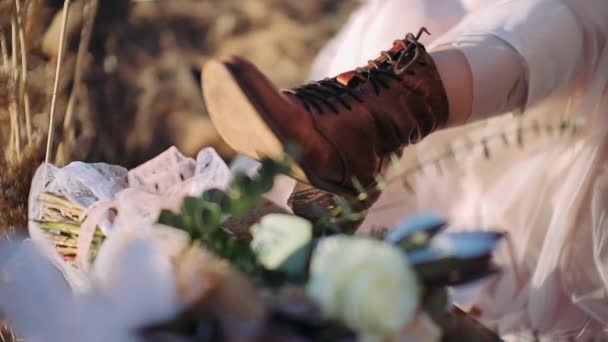 Scarpa Marrone Piede Femminile Abito Sposa Primo Piano — Video Stock