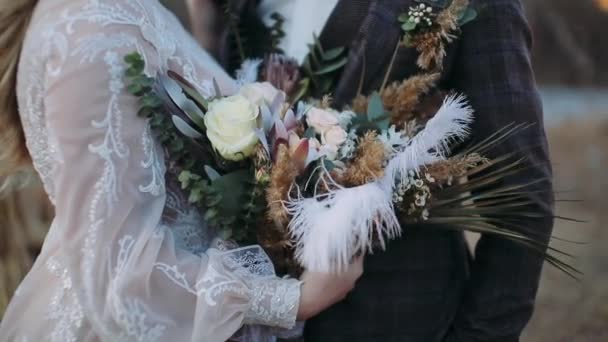 Boho Strauß Weiblichen Händen Während Einer Hochzeit — Stockvideo