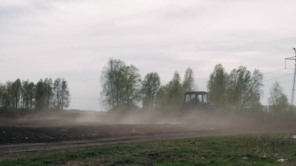 Traktor Sår Säd Ett Fält — Stockvideo