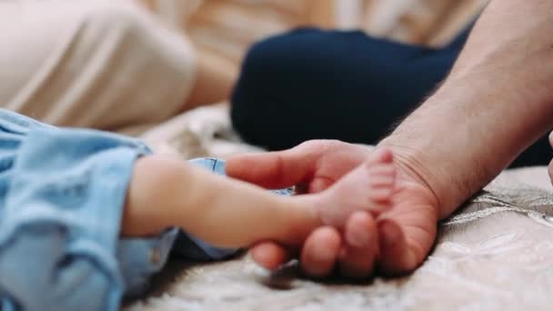 Padre Tiene Sus Manos Pequeño Pie Bebé Recién Nacido Poco — Vídeo de stock