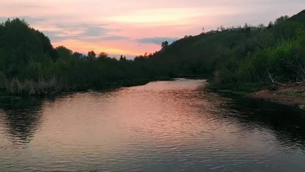 Nehirde Hareketi Vahşi Doğada Gün Batımında Nehir — Stok video