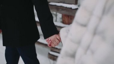 Erkek dişinin elini tutar ve arkadan öne doğru adım atar.