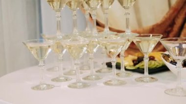 Etkinlik için kokteyl cam piramidi