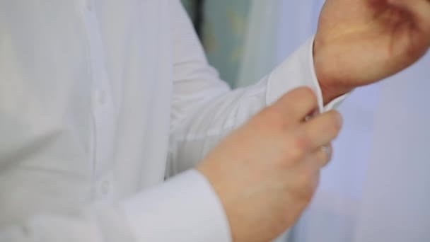 Les Mains Homme Redressent Les Menottes Sur Ses Mains — Video