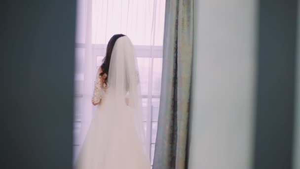 Ragazza Abito Sposa Sta Con Schiena Guarda Fuori Dalla Finestra — Video Stock