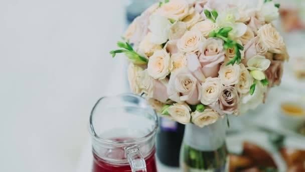 Bukiet Ślubny Delikatnie Lekkie Róże — Wideo stockowe