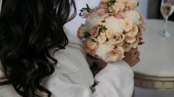 Les Mains Féminines Tiennent Bouquet Touchent Les Fleurs Gros Plan — Video