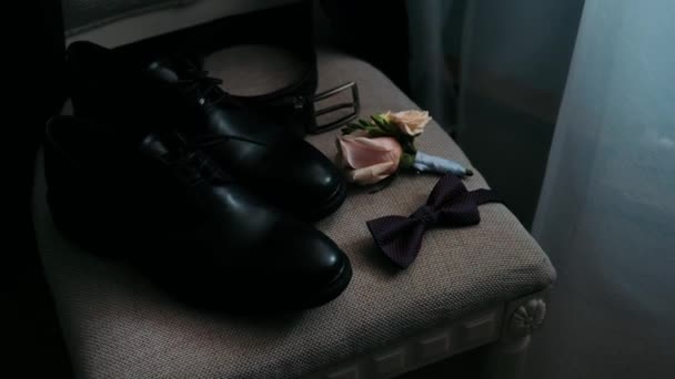 Chaussures Homme Noir Sangle Papillon Une Boutonnière Reposent Sur Une — Video