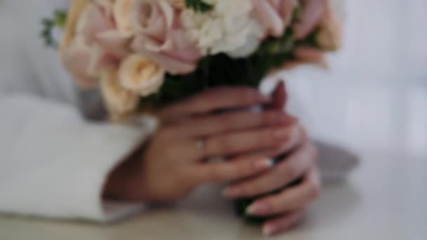 雌性手捧着一束花 近距离触摸着花朵 — 图库视频影像