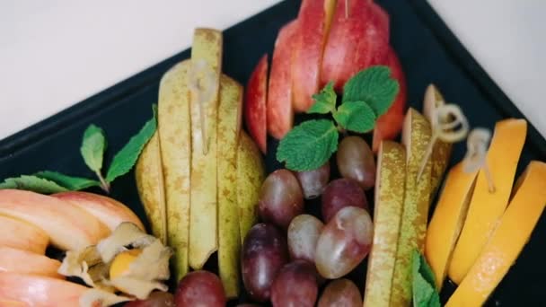 Fruta Rebanada Plato Kiwi Naranja Pera Uva — Vídeo de stock