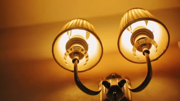 Kroonluchter Lamp Van Twee Lampenkappen Geel Licht — Stockvideo