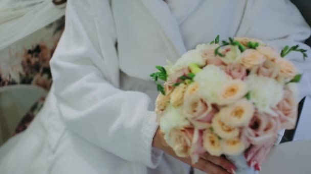 Γυναικεία Χέρια Κρατούν Ένα Μπουκέτο Και Αγγίζουν Λουλούδια Από Κοντά — Αρχείο Βίντεο