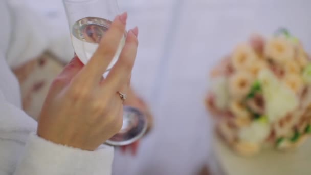 Mãos Das Mulheres Seguram Uma Taça Champanhe — Vídeo de Stock