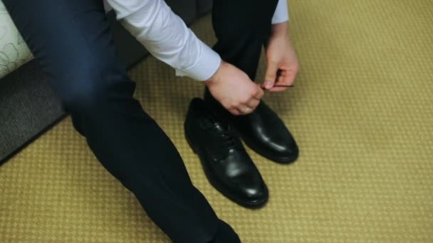 Homme Affaires Attacher Lacets Sur Les Chaussures — Video