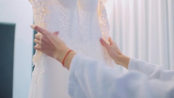 女性の手は結婚式のドレスに触れる — ストック動画